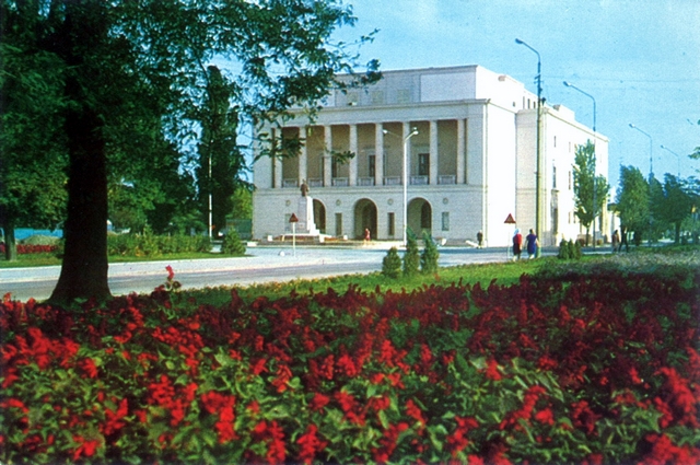 1383 - Botosani. Teatrul M. Eminescu